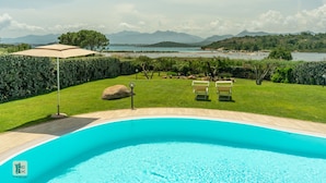 Une piscine avec vue sur un lac et des montagnes.