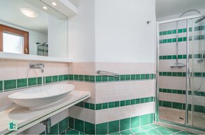 Dusche, Haartrockner, Handtücher, Seife