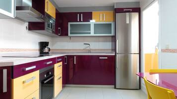 Jääkaappi, mikroaaltouuni, uuni, liesi