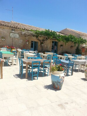 Outdoor dining - Comfortable villa with swimming pool near the sea, Modica and Siracusa (Marina di Modica)