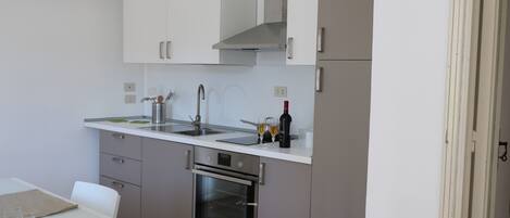 Fridge, oven, stovetop, electric kettle