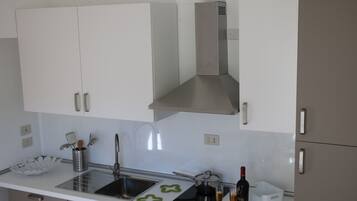 Frigorifero, forno, piano cottura, bollitore elettrico