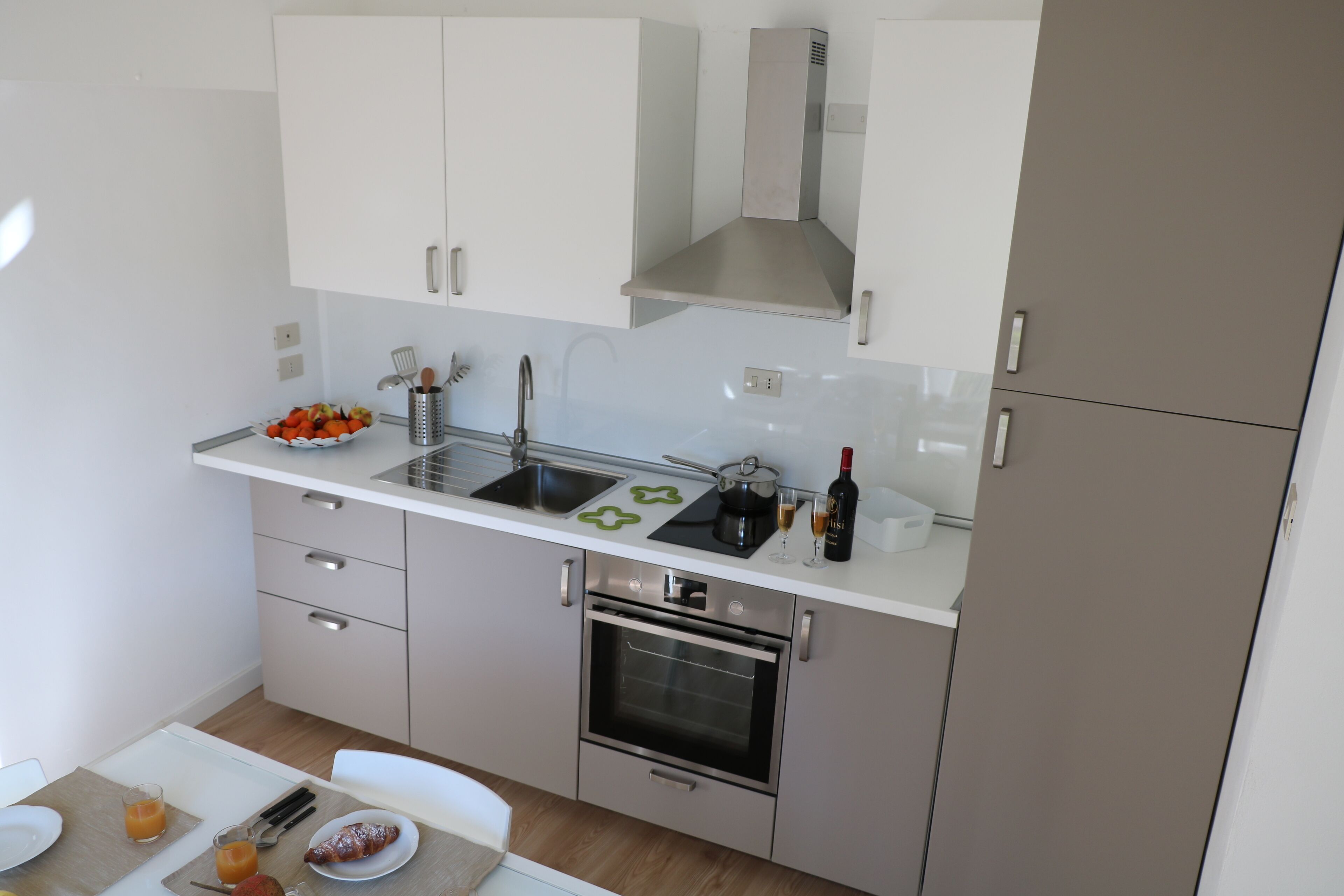 Kühlschrank, Ofen, Herdplatte, Wasserkocher