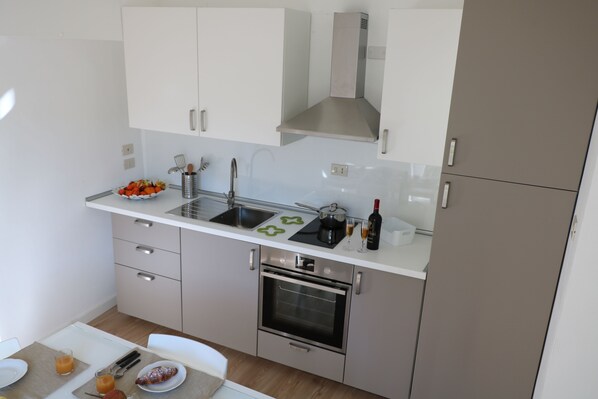 Kühlschrank, Ofen, Herdplatte, Wasserkocher