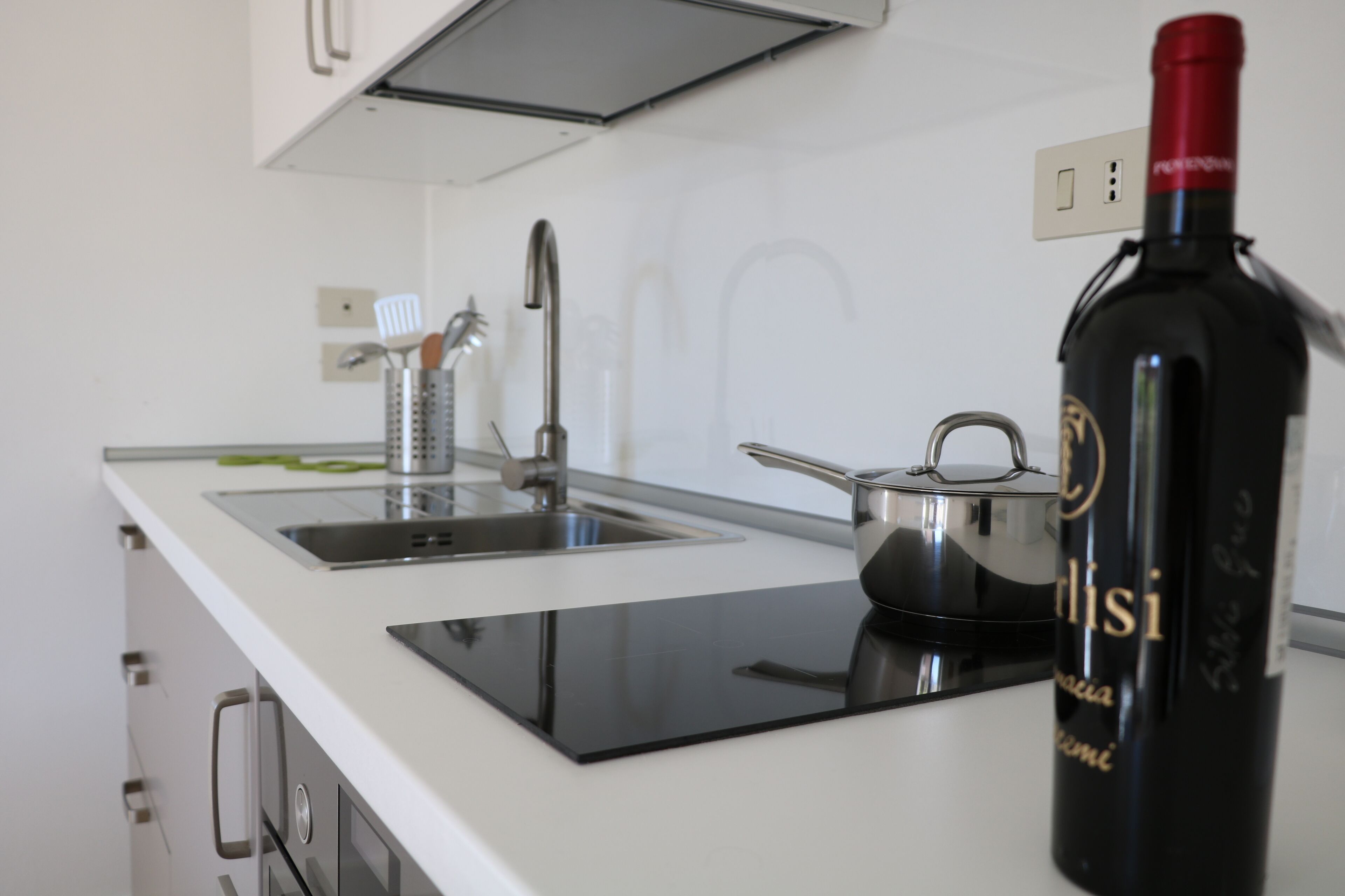 Refrigerador, horno, parrilla de estufa y tetera eléctrica 