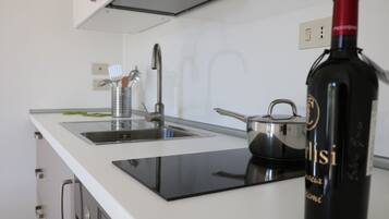 Kühlschrank, Ofen, Herdplatte, Wasserkocher