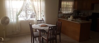 Cómodo y espacioso hogar lejos del hogar ubicado en Trinity Palmetto Point Parish