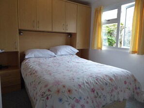 2 bedrooms, iron/ironing board, bed sheets