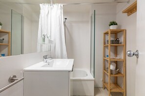 أحواض استحمام، مستلزمات مجانية للعناية الشخصية، مجففات شعر، مناشف