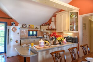 Mikrowelle, Wasserkocher mit Kaffee-/Teezubehör