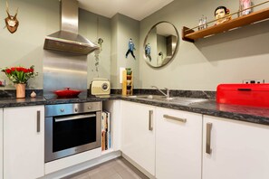 Kühlschrank, Mikrowelle, Ofen, Geschirrspüler