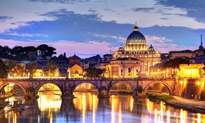 A historic bridge with multiple arches over a calm river, reflecting the surrounding architecture and lights. - A house in the heart of Rome, ideal to visit on foot. Comfort and calm area (roma)