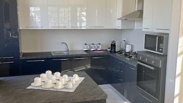 Geladeira, micro-ondas, fogão, cooktop