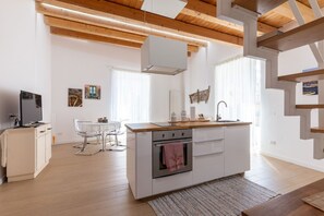 Fridge, dishwasher, cookware/dishes/utensils, dining tables - Domus Sicily - Luxury 3 bedrooms l'Alloro (Palermo)