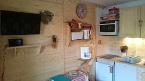 Réfrigérateur, micro-ondes, four, plaque de cuisson