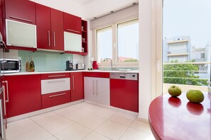 Frigorífico, microondas, horno y placa de cocina