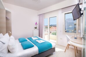 4 bedrooms, in-room safe, iron/ironing board, free WiFi - Evelyn's House: outdoor heated Jacuzzi, Views, cozy Fireplace & 500Mbps WiFi (Chania)
