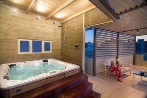 Indoor spa tub