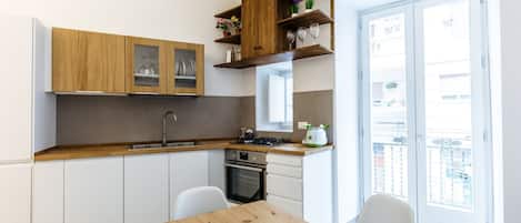 Fridge, oven, dishwasher, cookware/dishes/utensils