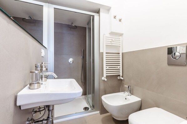 Shower, bidet, towels