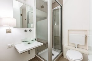 Een douche, een bidet, handdoeken