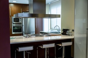 Réfrigérateur, micro-ondes, four, plaque de cuisson