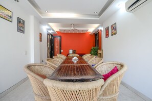 Family dining - Elina Bed & Breakfast (New Delhi)