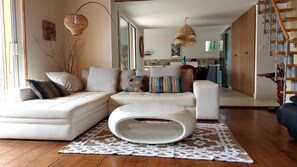 TV connectée, table de tennis de table, livres