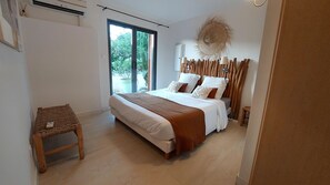 4 bedrooms, iron/ironing board, travel cot, free WiFi