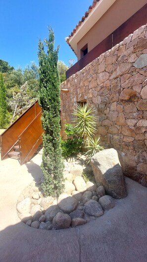 Property grounds - Lecci: House / Villa - LECCI (Lecci)