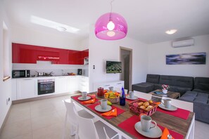 Een koelkast, een microgolfoven, een oven, een kookplaat