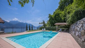 A rectangular swimming pool with a clear blue water, surrounded by a tiled deck. - Villa Aurelia, Plesio, Italy (Plesio)