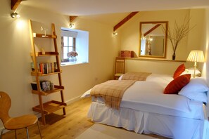 2 bedrooms, desk, iron/ironing board, free WiFi - Luxury Barn Conversion -Ideal Location for both Coasts and Eden Project (Roche  (near Bodmin))