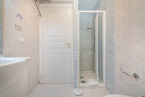 Een douche, gratis toiletartikelen, een haardroger, een bidet