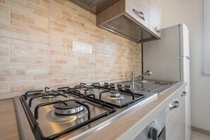 Kühlschrank, Ofen, Herdplatte, Wasserkocher mit Kaffee-/Teezubehör