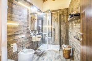 Dusche, Haartrockner, Bidet, Handtücher