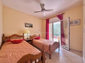5 quartos, ferros/tábuas de passar roupa, berço de viagem