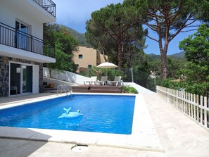 Large pool with sundeck