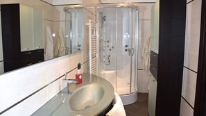 Combined shower/tub, hair dryer, bidet, towels