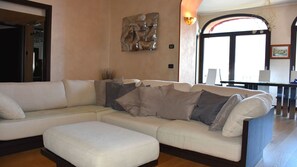 Smart TV, chimenea y reproductor de DVD 