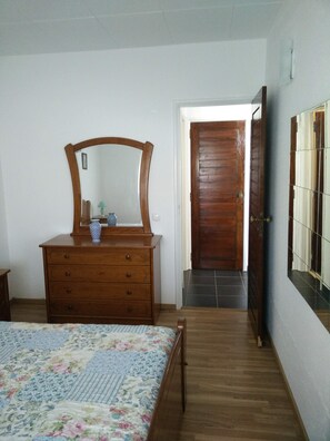1 chambre, fer et planche à repasser, literie fournie