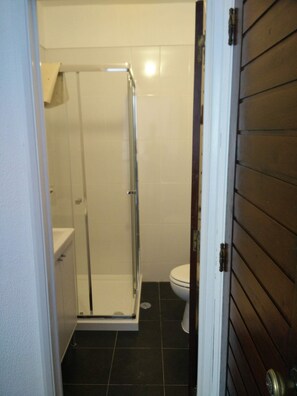 Douche, sèche-cheveux, bidet, serviettes fournies