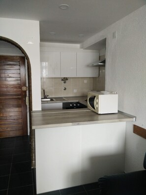 Réfrigérateur, micro-ondes, four, plaque de cuisson