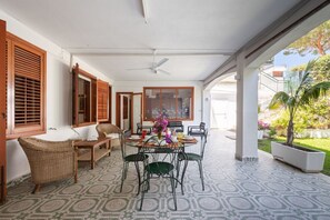 Outdoor dining - Domus Sicily - The Scirocco's Cueva - Private Garden (Palermo)