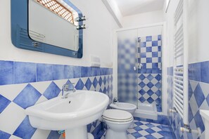 Combined shower/bathtub, bidet, towels - Domus Sicily - The Scirocco's Cueva - Private Garden (Palermo)