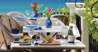 Ocean view apartment with plunge pools on roof terrace, 3mins drive to the beach