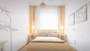 Romantic Townhome | Langsir/tirai gelap terus, seterika/papan seterika, Wi-fi percuma 