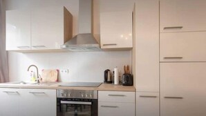 Romantic Townhome | Dapur peribadi | Peti sejuk, ketuhar, dapur, alat memasak/pinggan mangkuk/perkakas dapur 