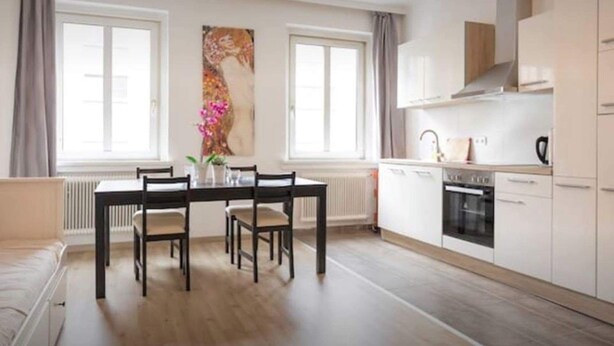 Romantic Townhome | Dapur peribadi | Peti sejuk, ketuhar, dapur, alat memasak/pinggan mangkuk/perkakas dapur 