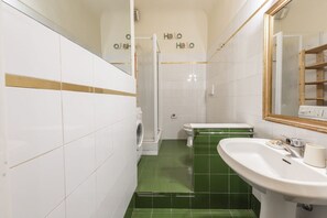 Douche, sèche-cheveux, papier toilette